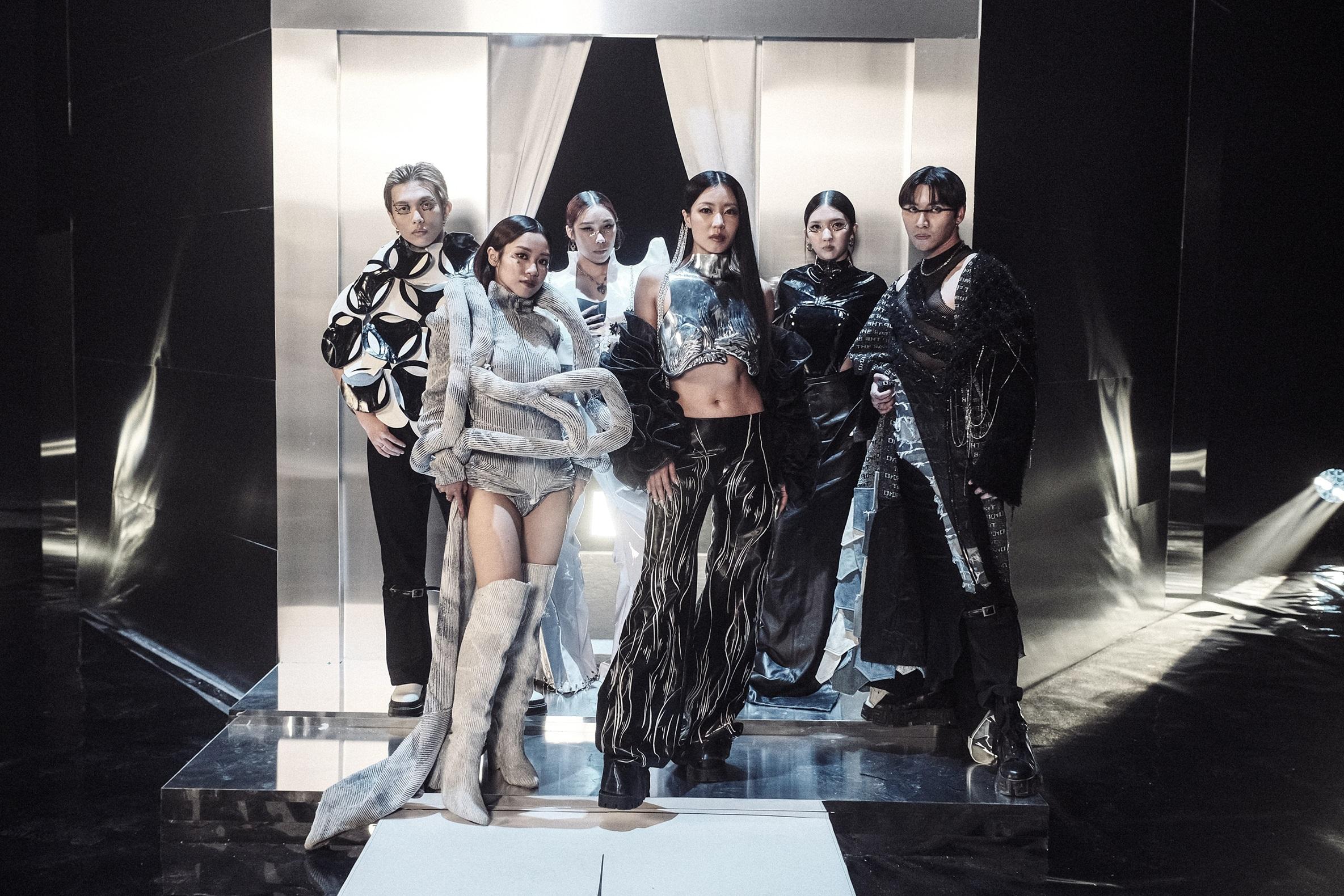 芯駖在新歌《SPYLING》MV型格十足,寸爆眼神,教人眼前一亮。