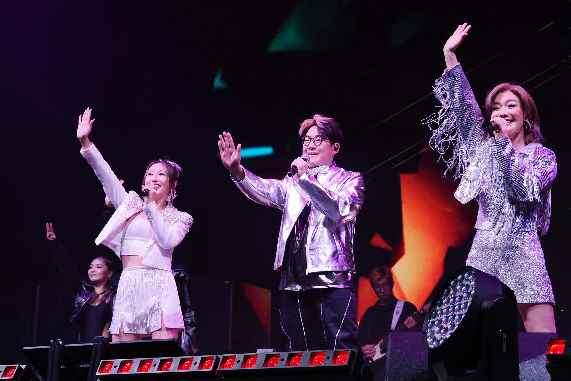 羅啟豪登場,與龍婷和支嚳儀一齊唱歌。