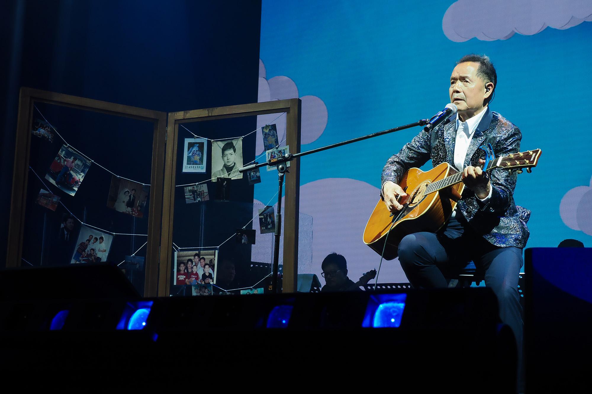 吳大強拿起結他自彈自唱《Memories》。