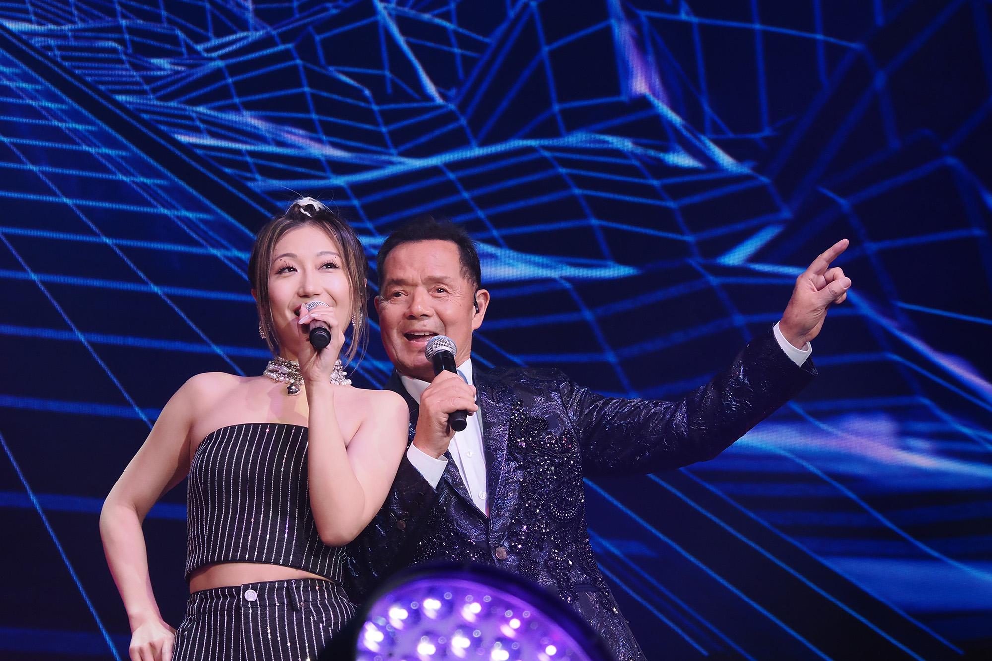 吳大強和支嚳儀合唱《係咁先啦》。