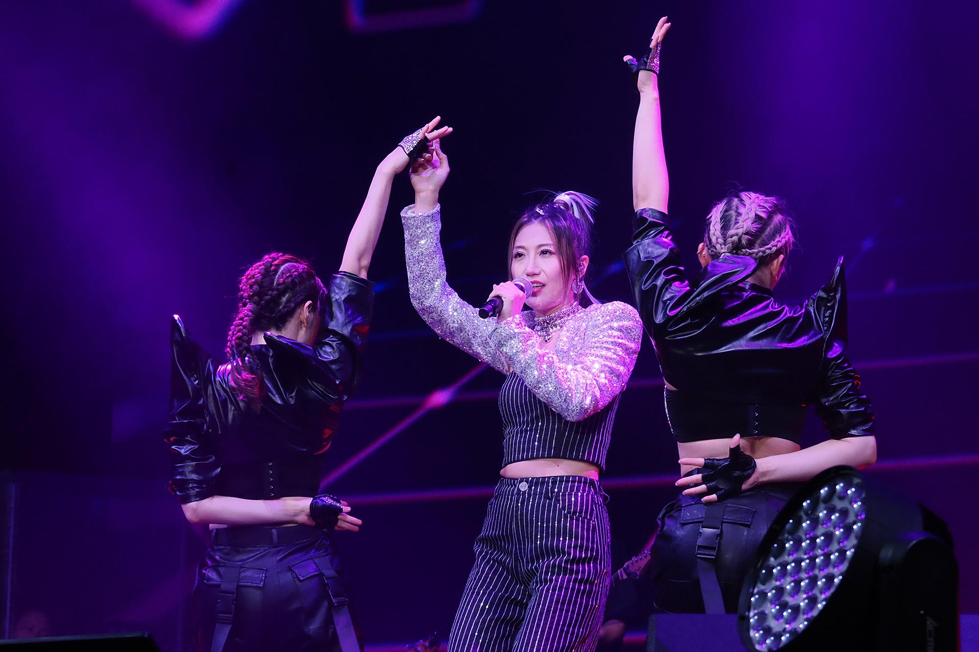 支嚳儀唱《女人的弱點》。