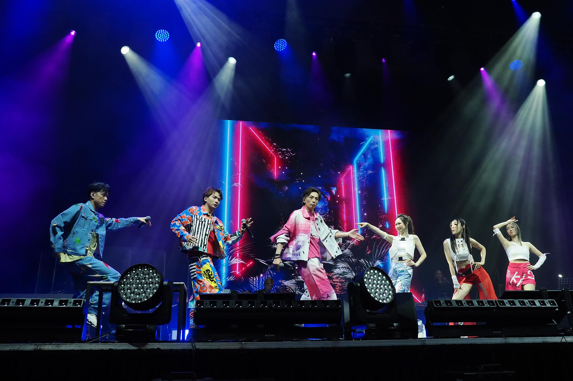 三位阿嫂更粉墨登場出現在舞台上和「喊包三兄弟」對跳。