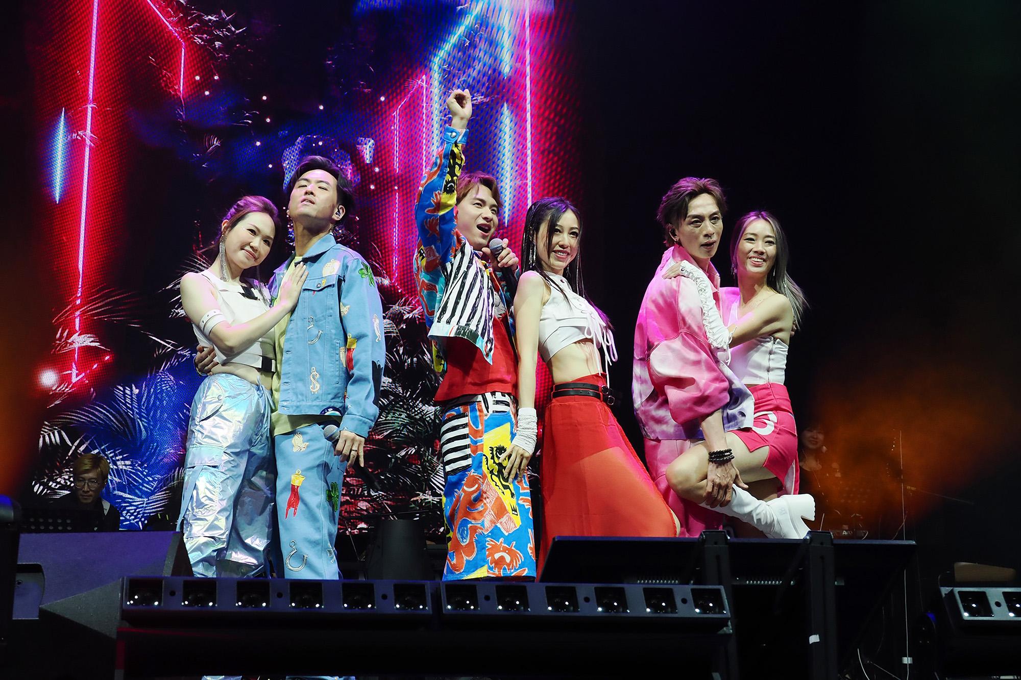 三位阿嫂更粉墨登場出現在舞台上和「喊包三兄弟」對跳。