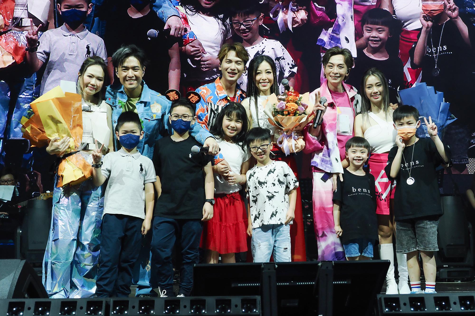 三位阿嫂更粉墨登場出現在舞台上和「喊包三兄弟」對跳,唱畢後他們的小朋友也有上台大合照。