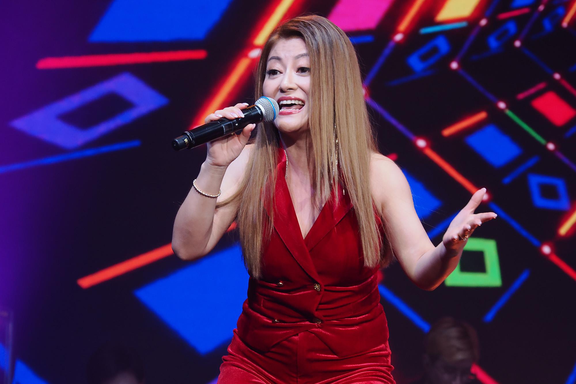 李佳唱出林憶蓮的《傾斜》,還有她 18 歲參加比賽時唱過的《聽海》。