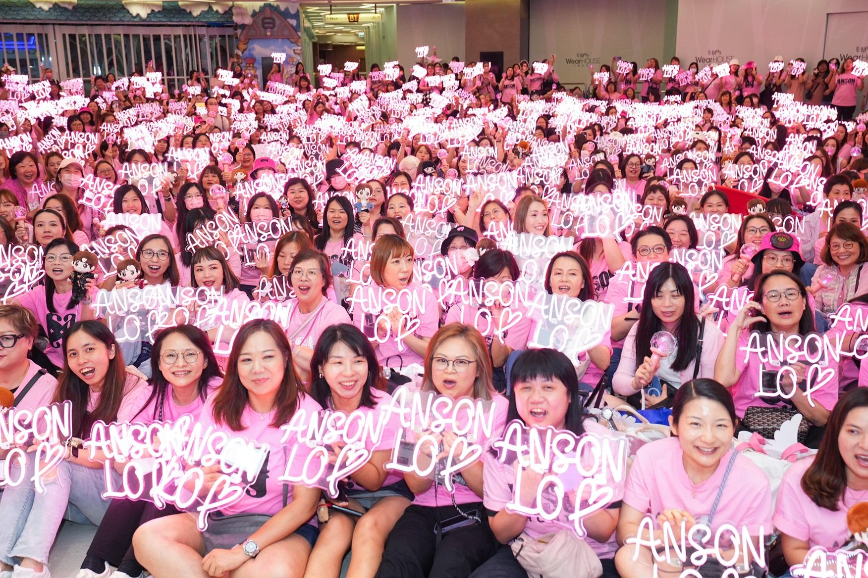 神徒們身穿粉紅衫、帶著燈牌應援教主。