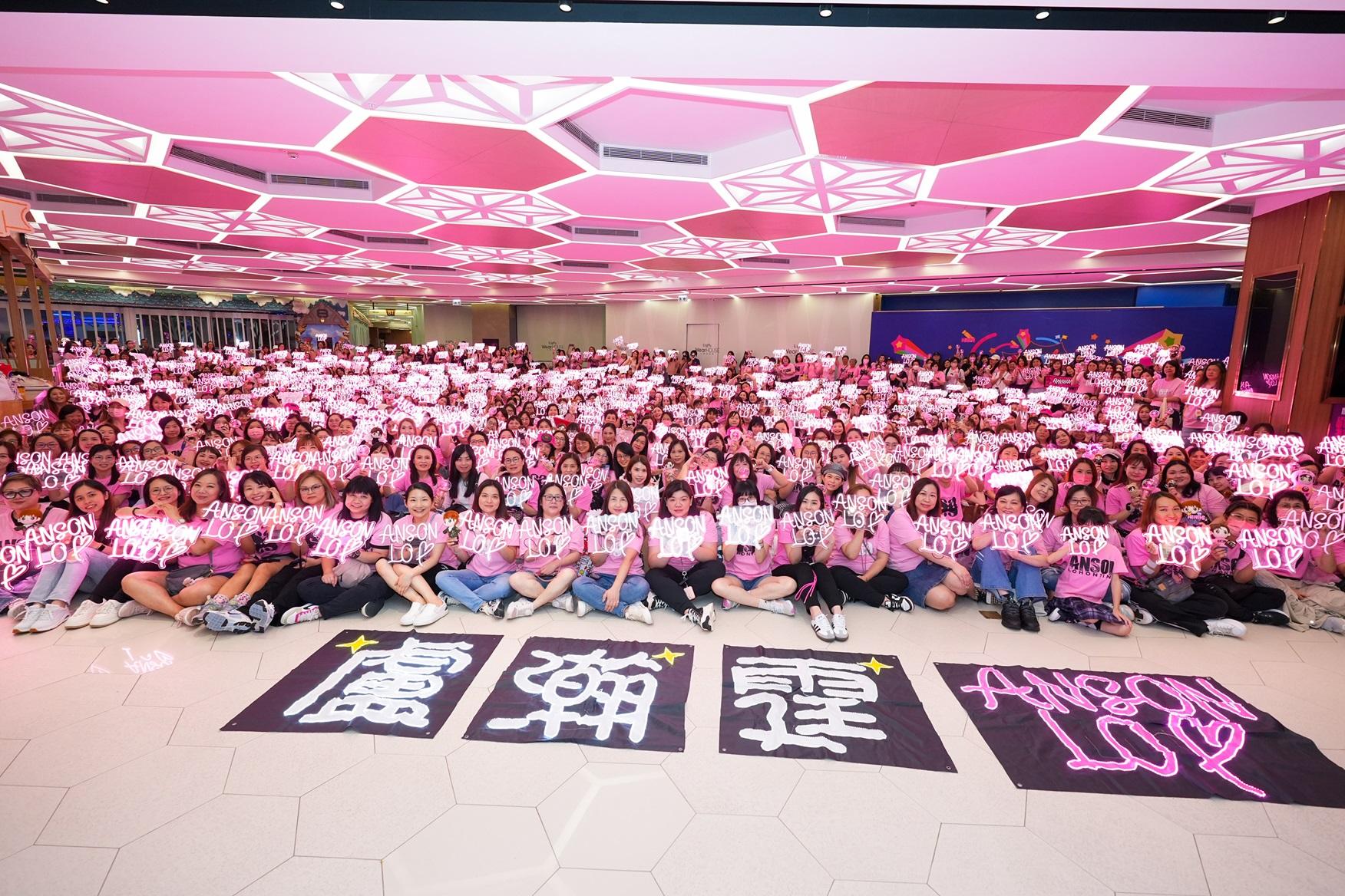 神徒們身穿粉紅衫、帶著燈牌應援教主。