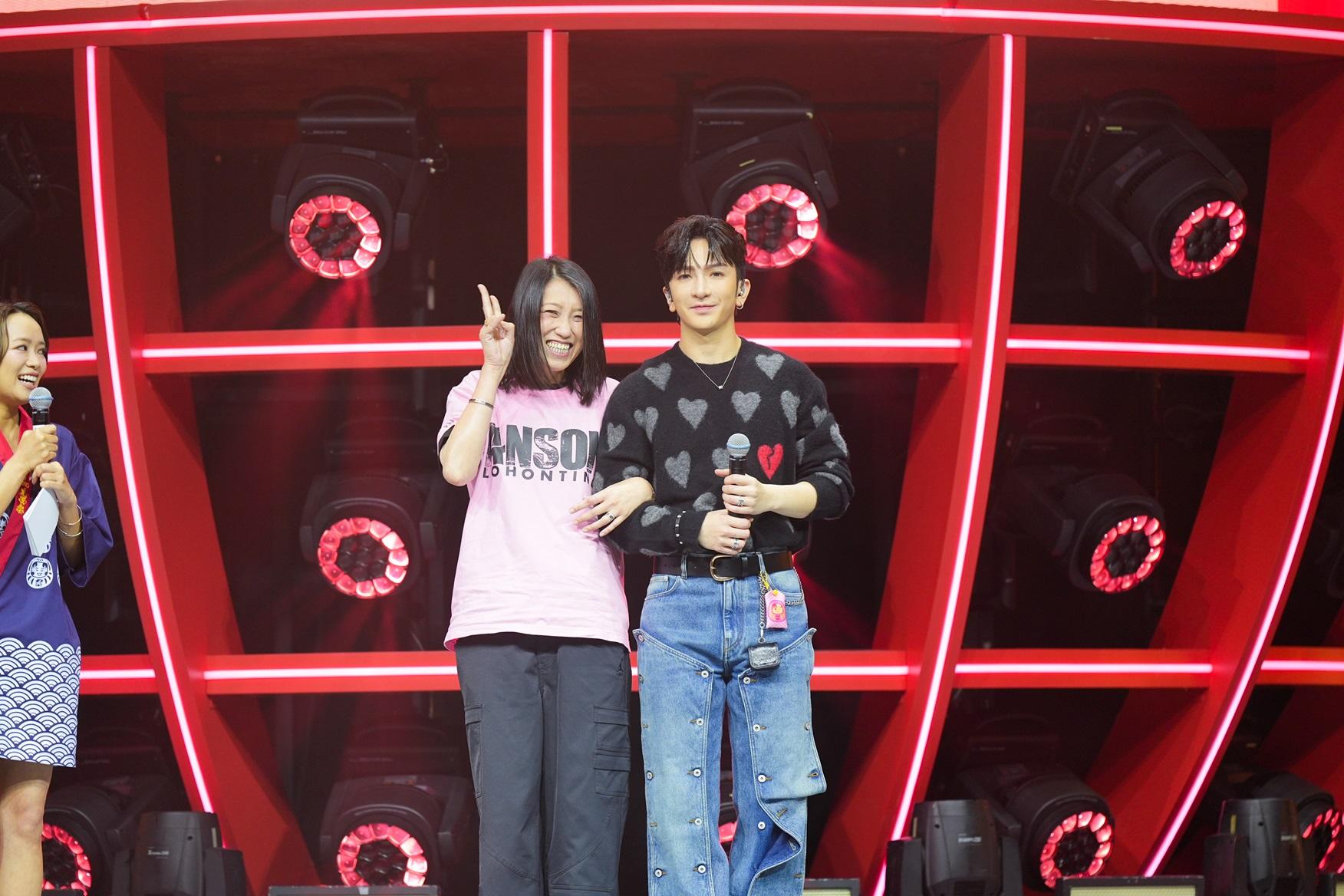 向來寵粉的Anson Lo幾乎有求必應。