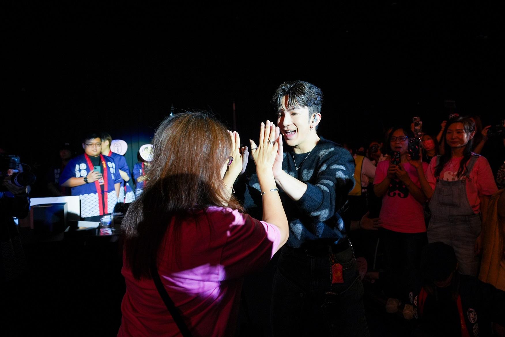 向來寵粉的Anson Lo幾乎有求必應。