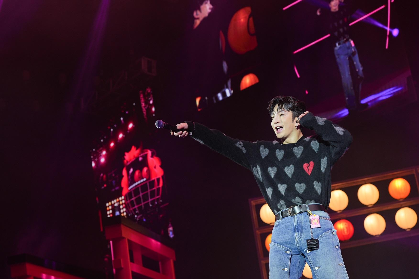 Anson Lo與神徒大合唱《不可愛教主》。