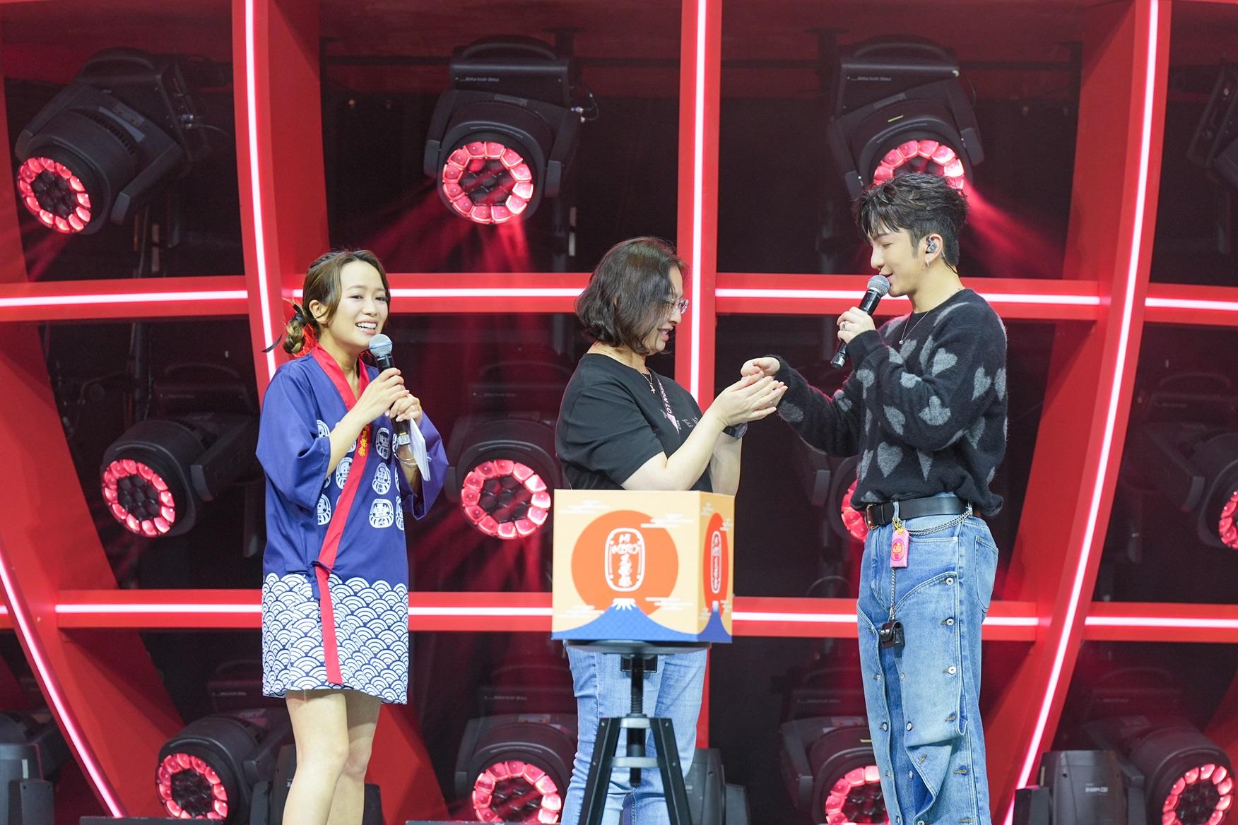 Anson Lo在《Hi ! Miro見面祭》與神徒互動玩遊戲。