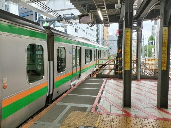 列車受影響而一度停駛。(X)