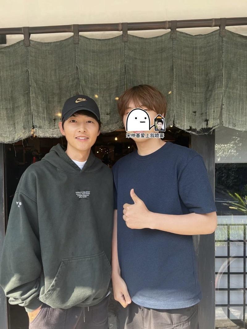 網民在日本捕獲宋仲基。