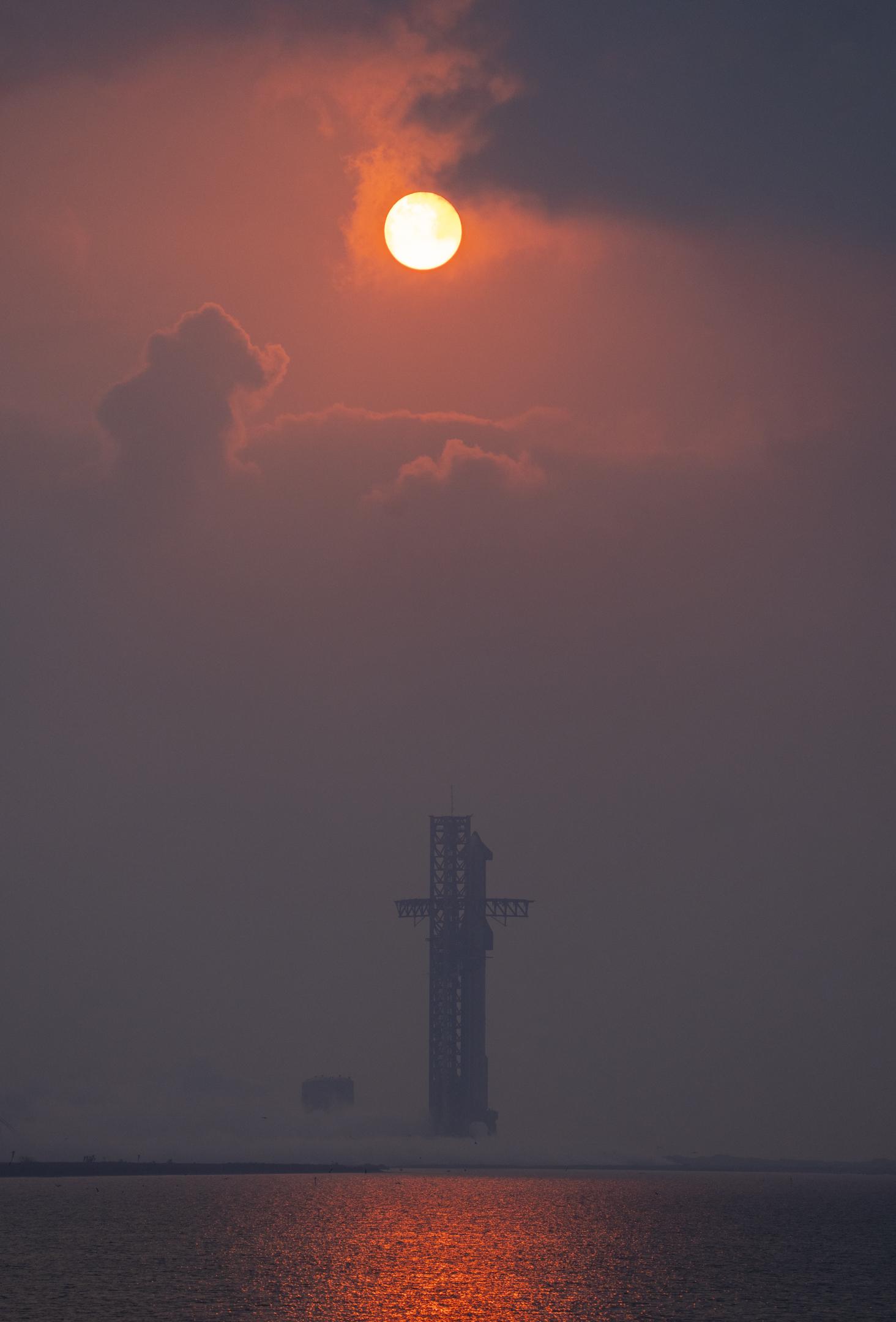 美國太空探索技術公司SpaceX新一代重型運載火箭「星艦」完成首次全面試飛,在印度洋的目標位置軟著陸(SpaceX)