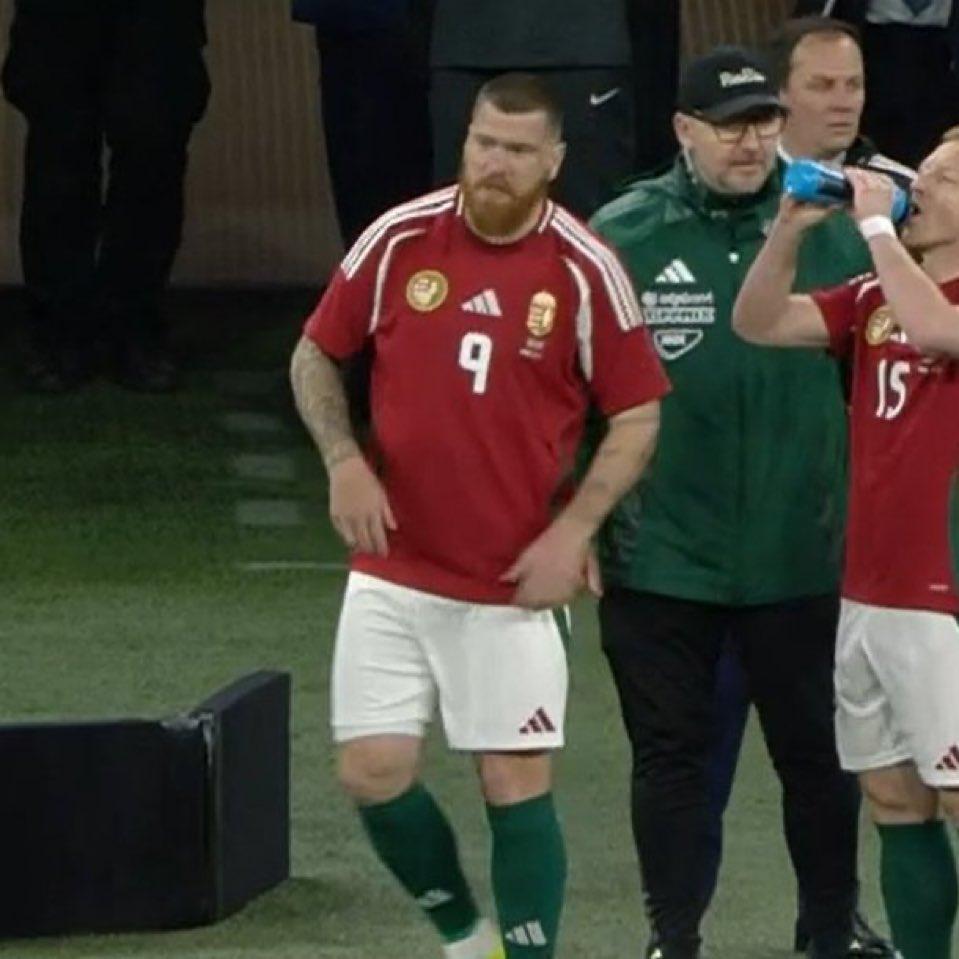 匈牙利前鋒馬田阿當(Martin Ádám)體形「魁梧」,更驚現啤酒肚。(影片截圖)