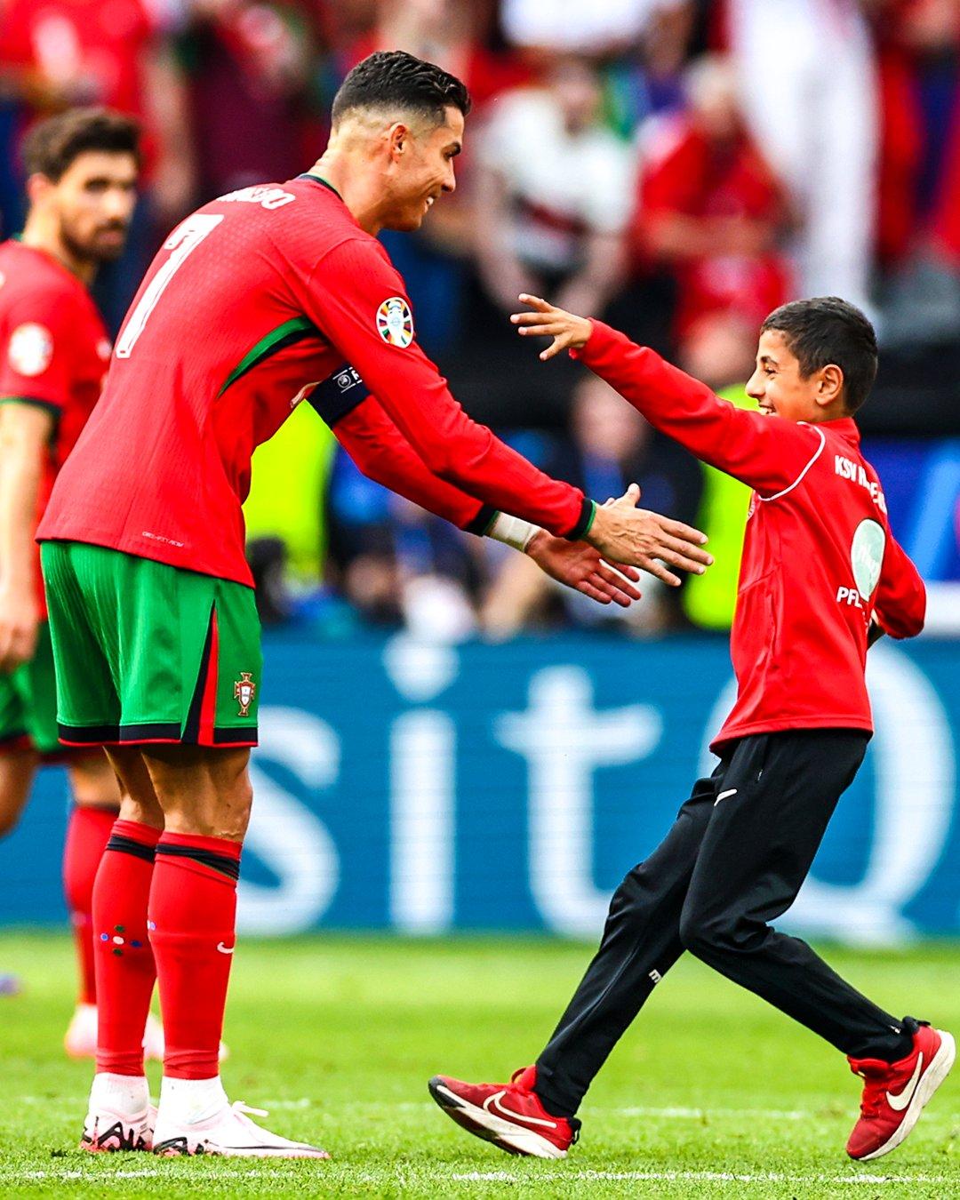 今場焦點是有至少6名球迷衝入球場,想與C朗擁抱或合照,其中一名男童更如願以償,C朗沒有拒絕其合照要求。