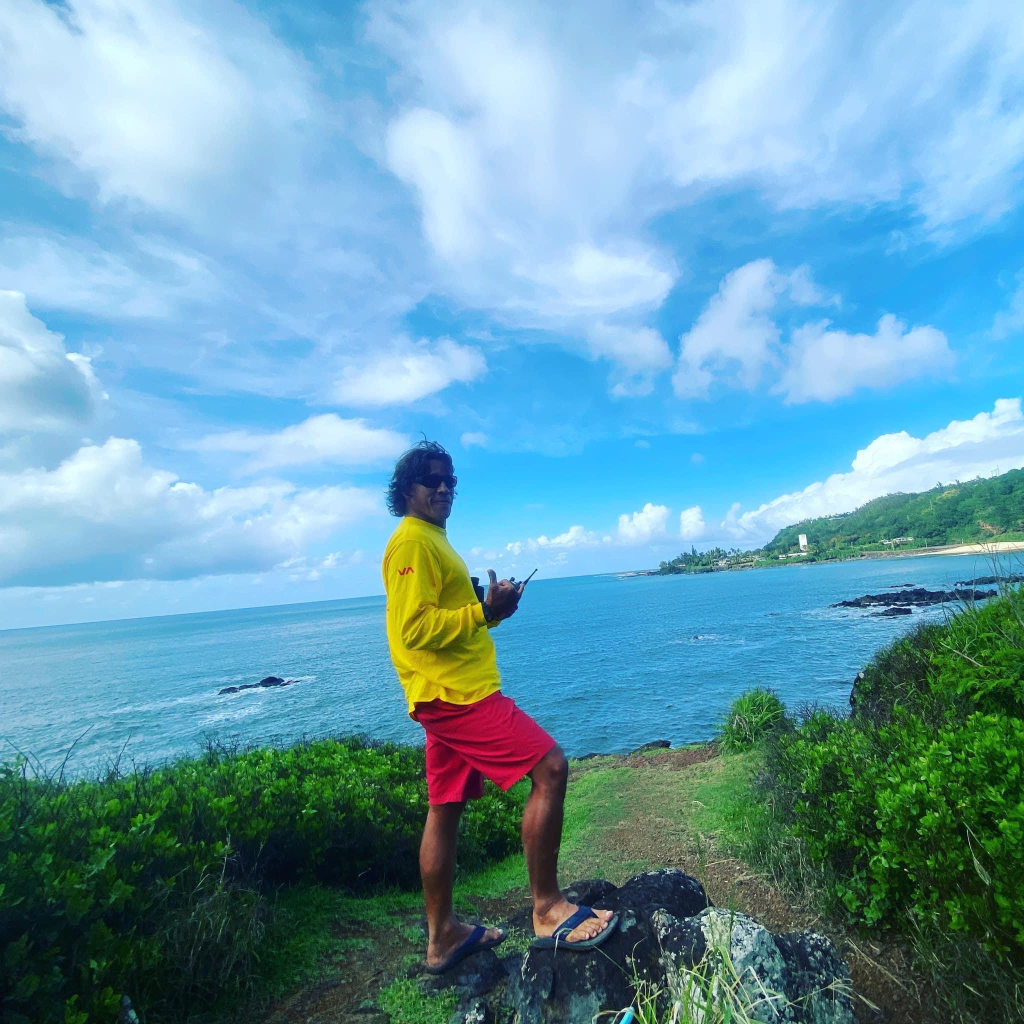 Tamayo Perry是世界知名的職業滑浪手,亦是救生員和滑浪教練。(X)