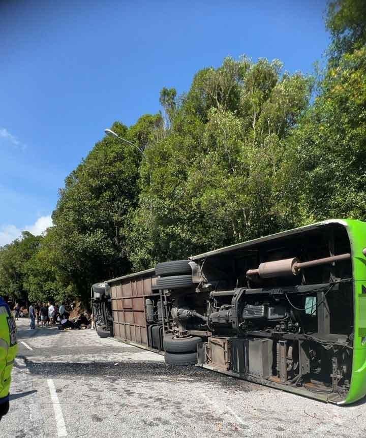 馬來西亞雲頂旅遊巴翻側,據報兩名中國人死亡。