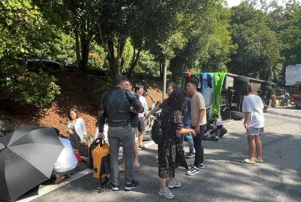 馬來西亞雲頂旅遊巴翻側,據報兩名中國人死亡。