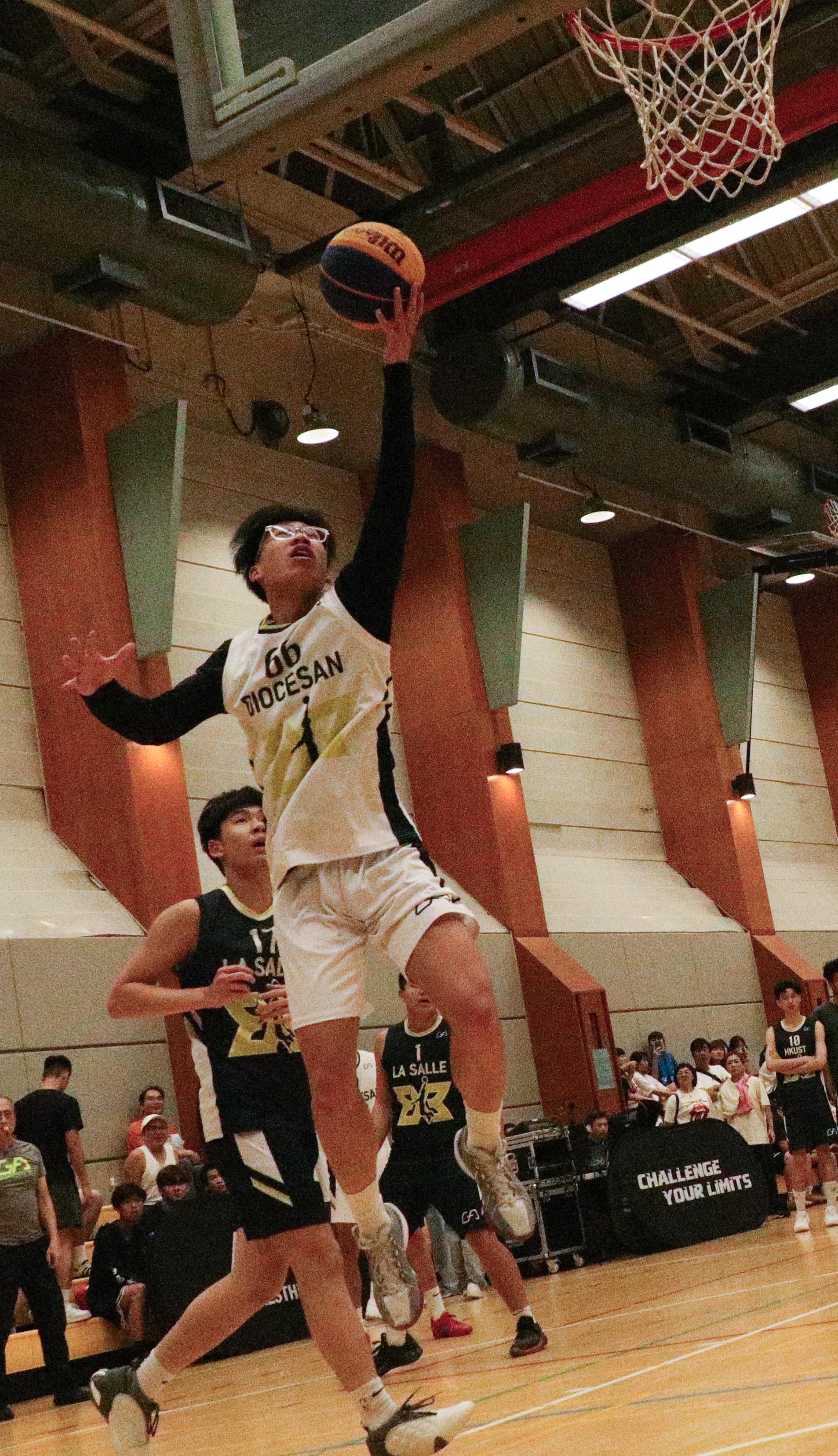 中大三人籃球賽|梁子建左手反手上籃