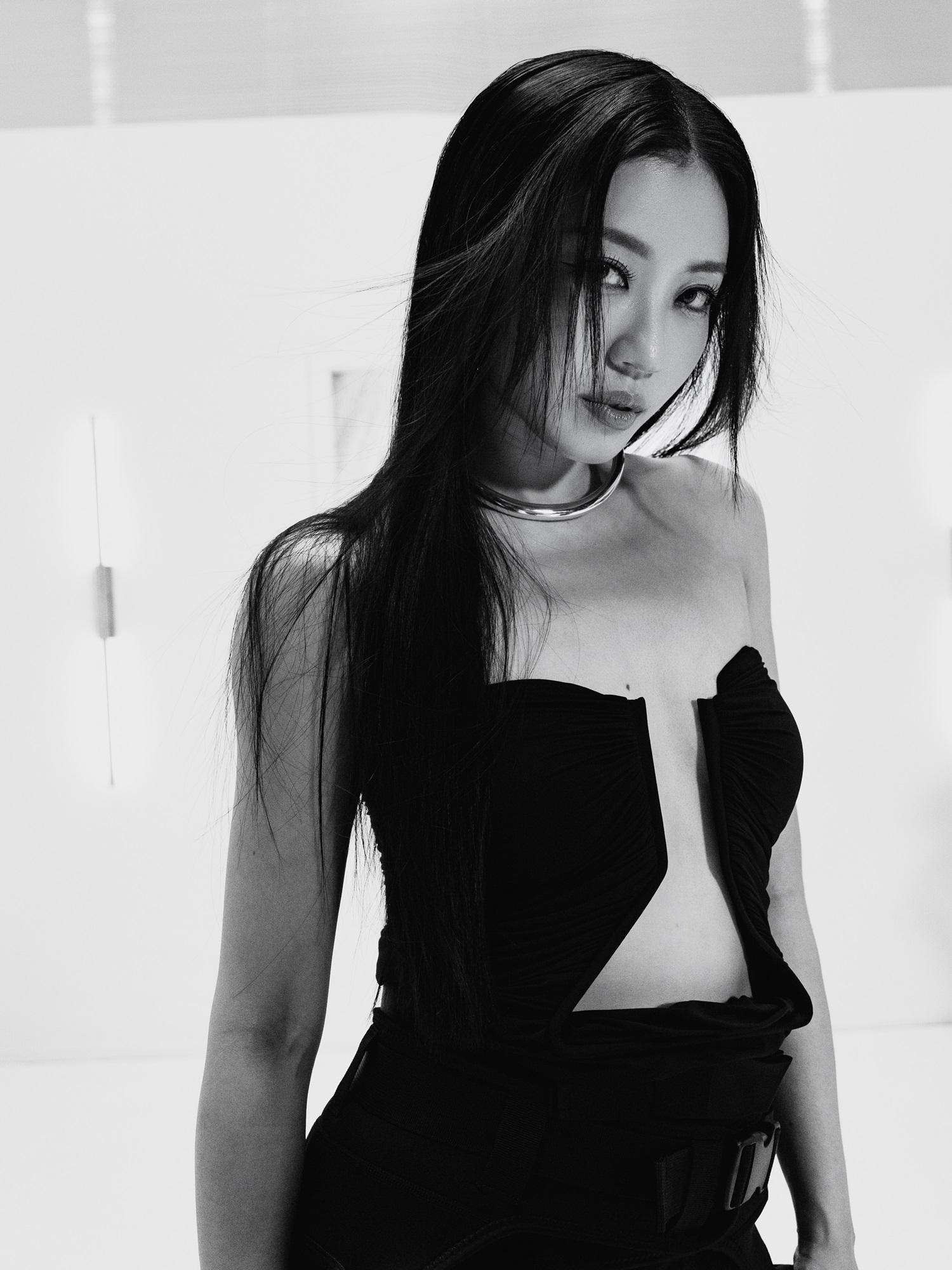 芯駖首支solo《SPYLING》MV「芯門大開」性感上陣。(蘇文傑攝)