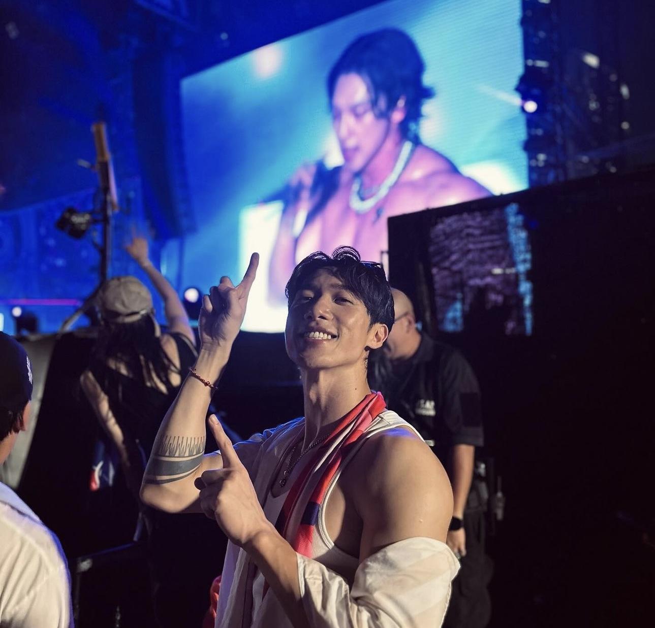 WATERBOMB︱Stanley熱得除下外套,露出健碩膊頭。