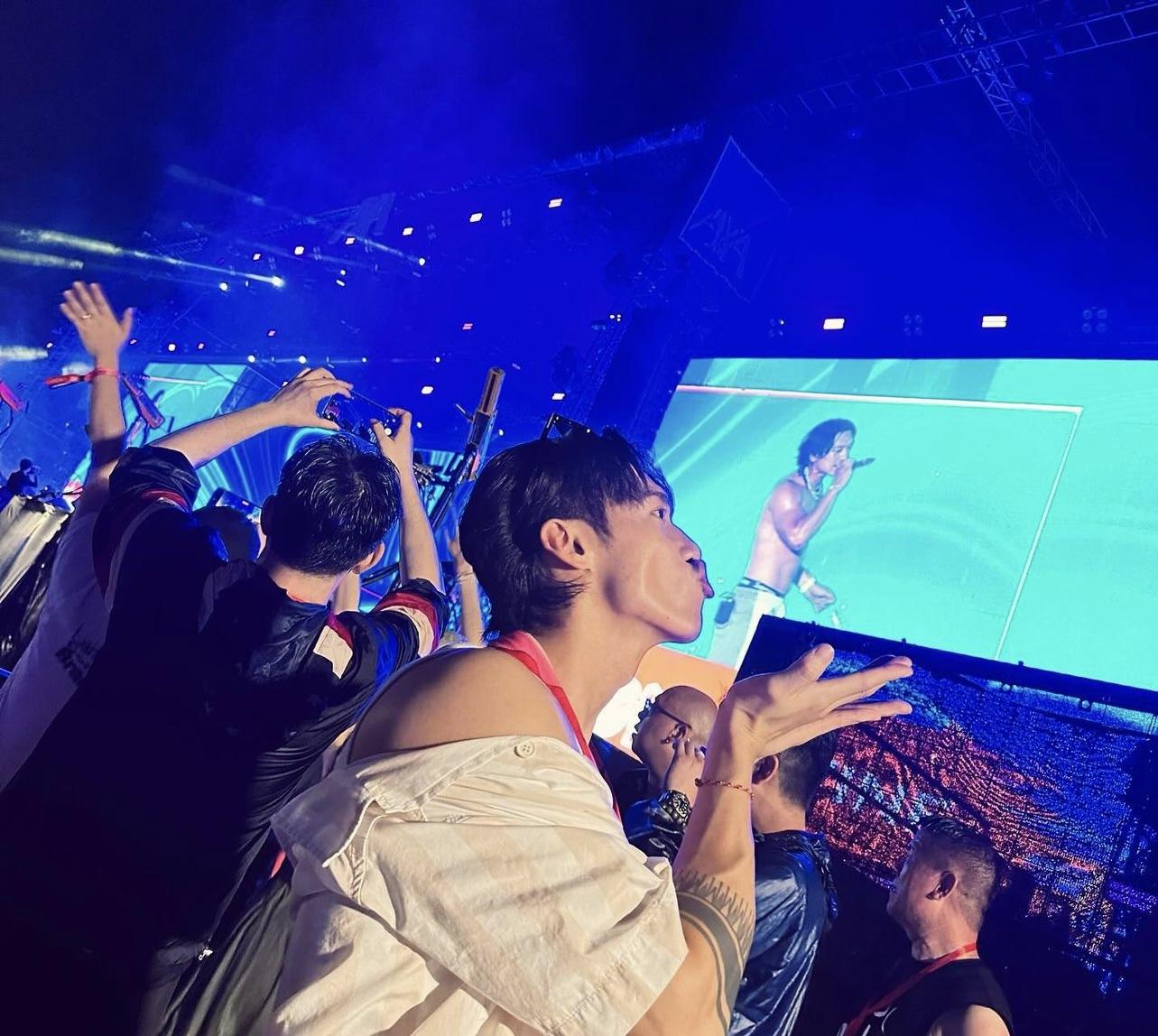 WATERBOMB︱Stanley更模仿Rain的招牌摸胸動作「韓式呼吸」。