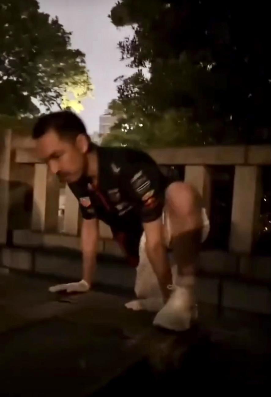 內地網紅自爆涉靖國神社塗鴉兼便溺。(網上圖片)