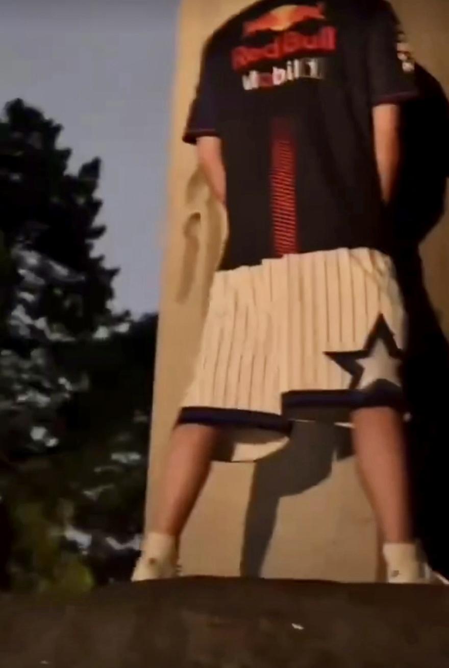 內地網紅自爆涉靖國神社塗鴉兼便溺。(網上圖片)