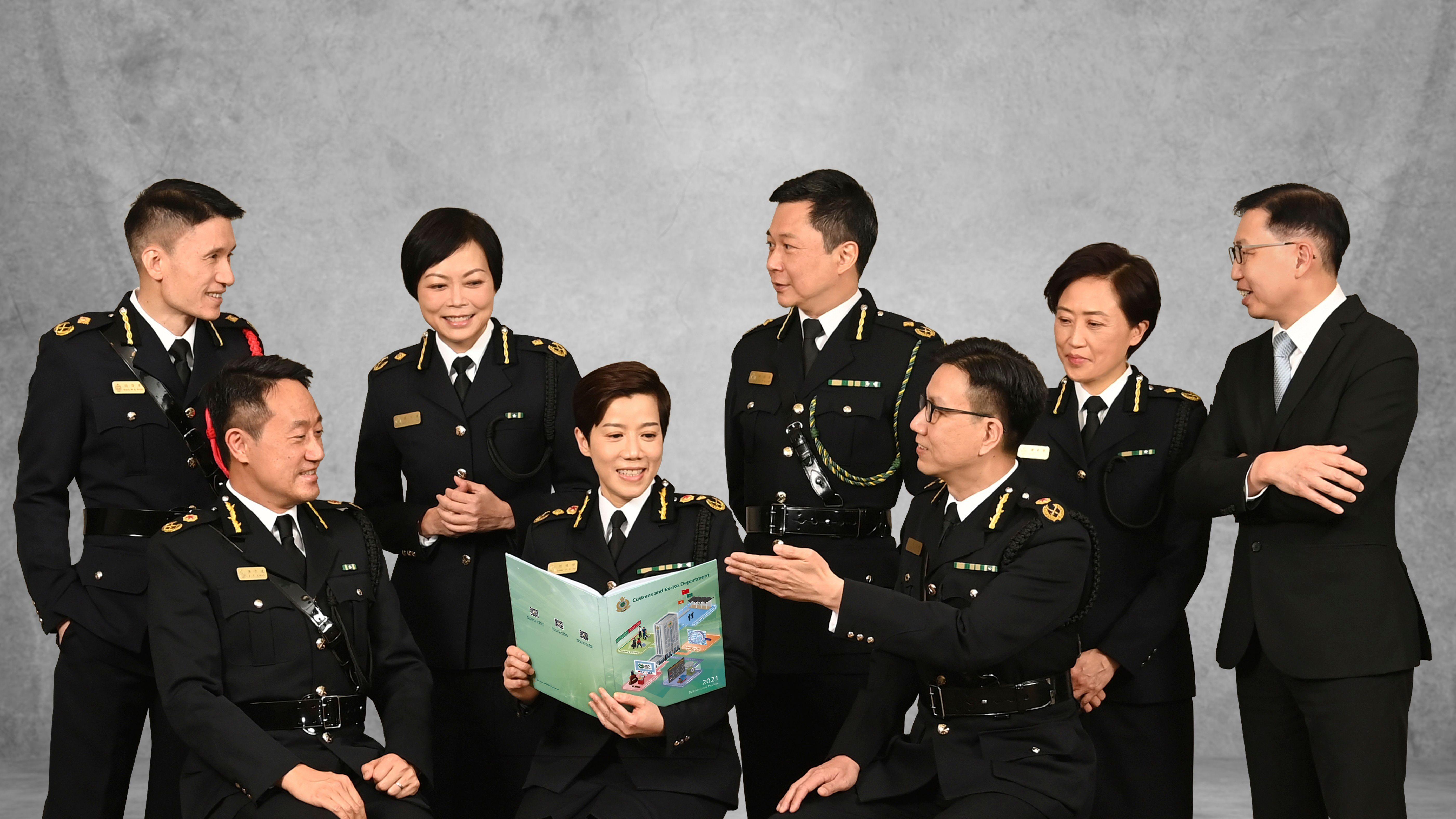 後排左二為時任海關助理關長(邊境及港口)吳潔貞。(海關網圖)