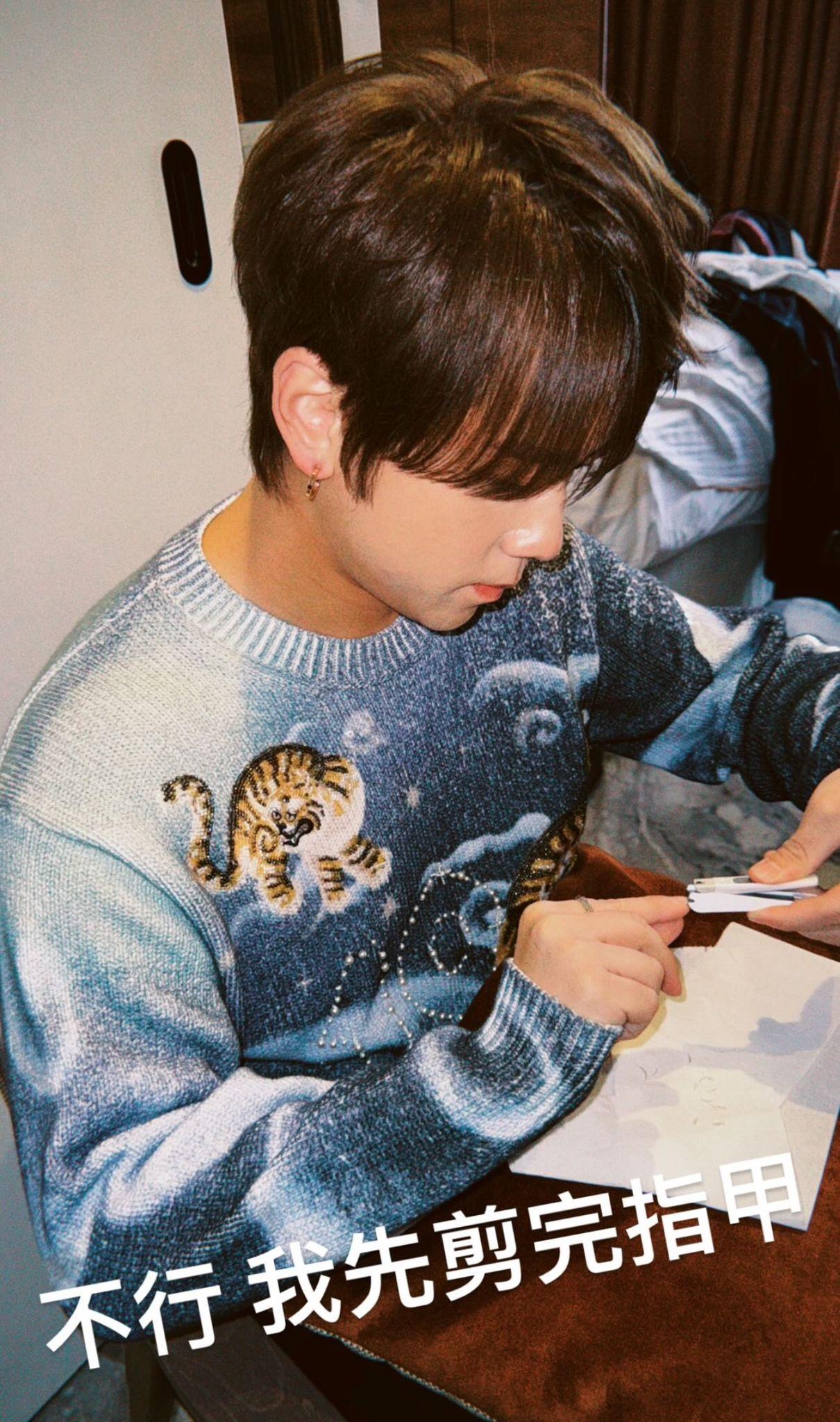 姜濤剪完指甲再出發去睇時裝騷。