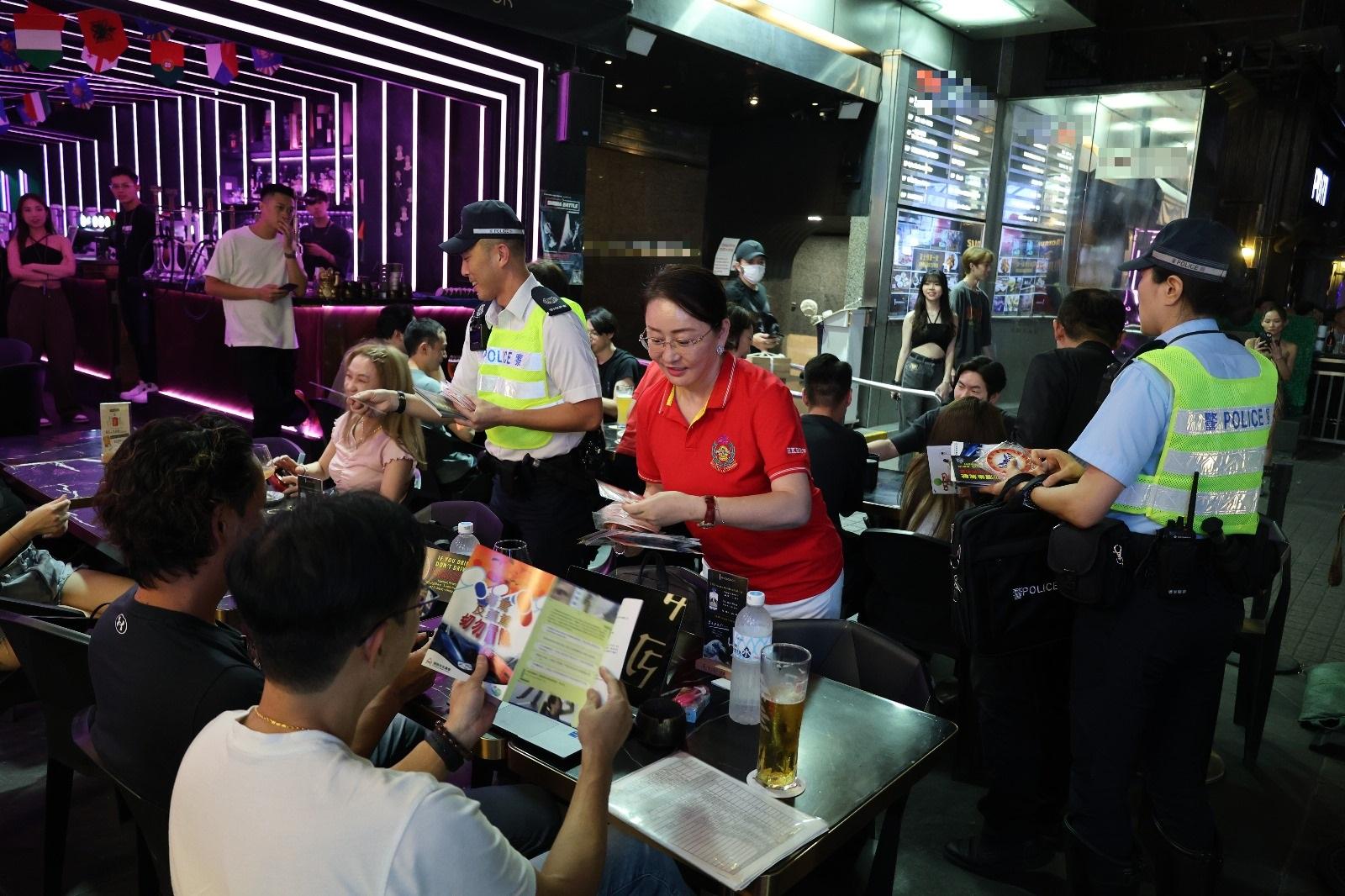 歐國盃等盛事舉行,警方西九龍區舉行「反酒後駕駛」宣傳。(警方提供)