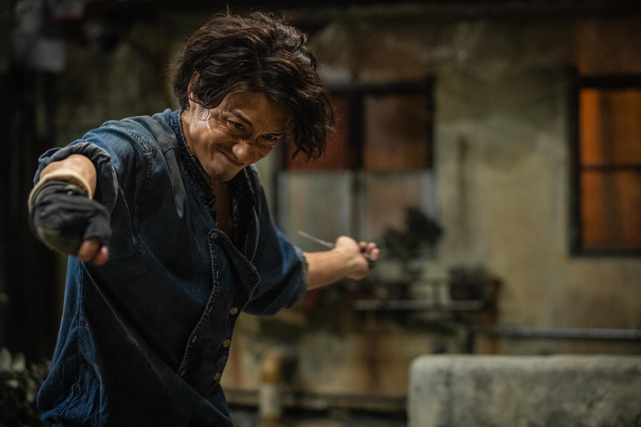 劉俊謙說:「某啲動作做極都做唔到,我哋拍攝時會互相鼓勵,不知不覺令大家進入角色。」(《九龍城寨之圍城》劇照)