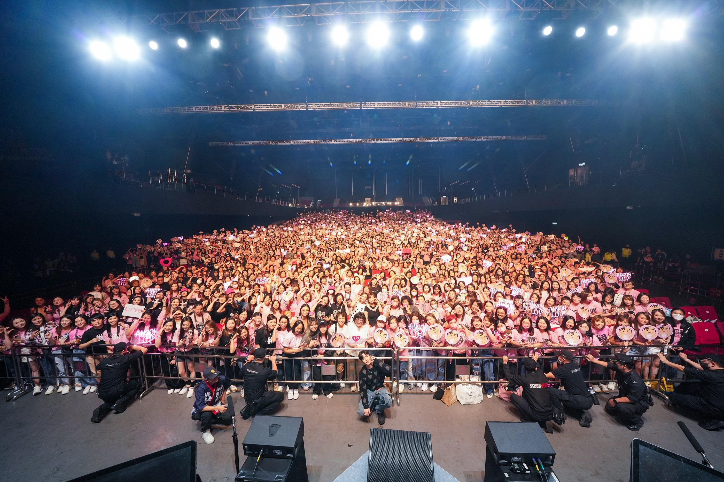 Anson Lo與全場神徒們大合照。