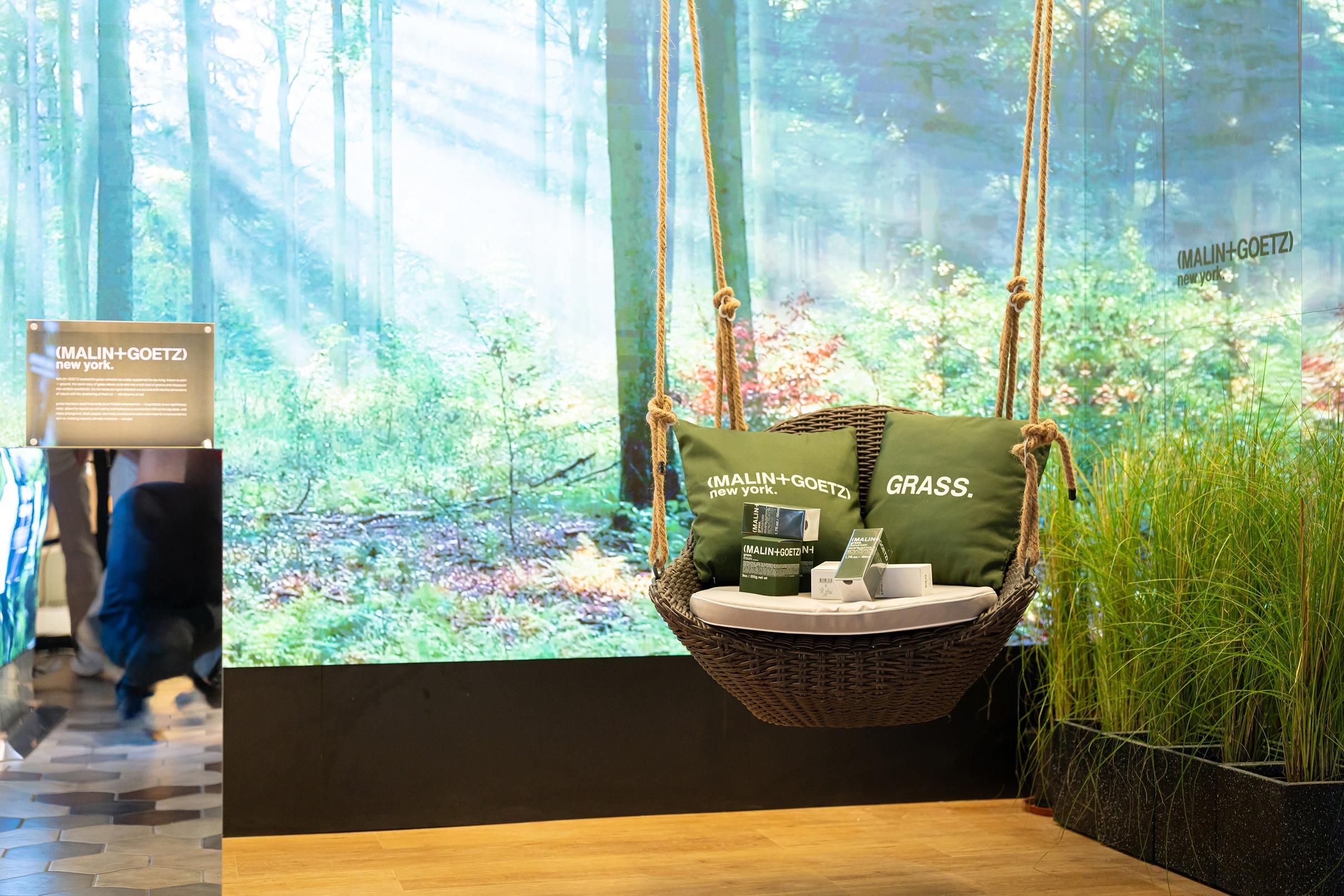 限定店以不同形式呈現翠綠自然植物,透過鏡面裝飾柱折射,營造出夢幻的大自然景象。