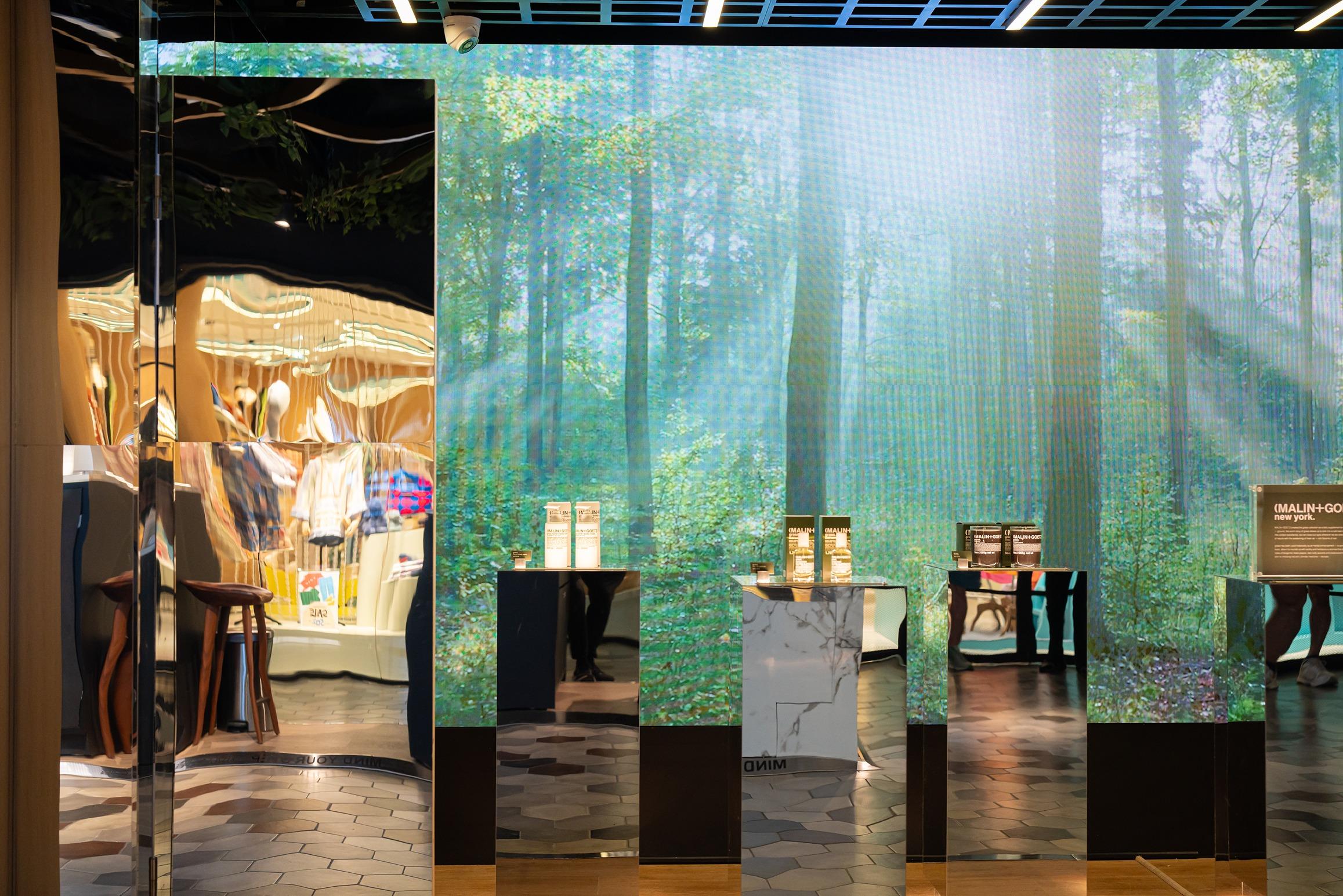 限定店以不同形式呈現翠綠自然植物,透過鏡面裝飾柱折射,營造出夢幻的大自然景象。