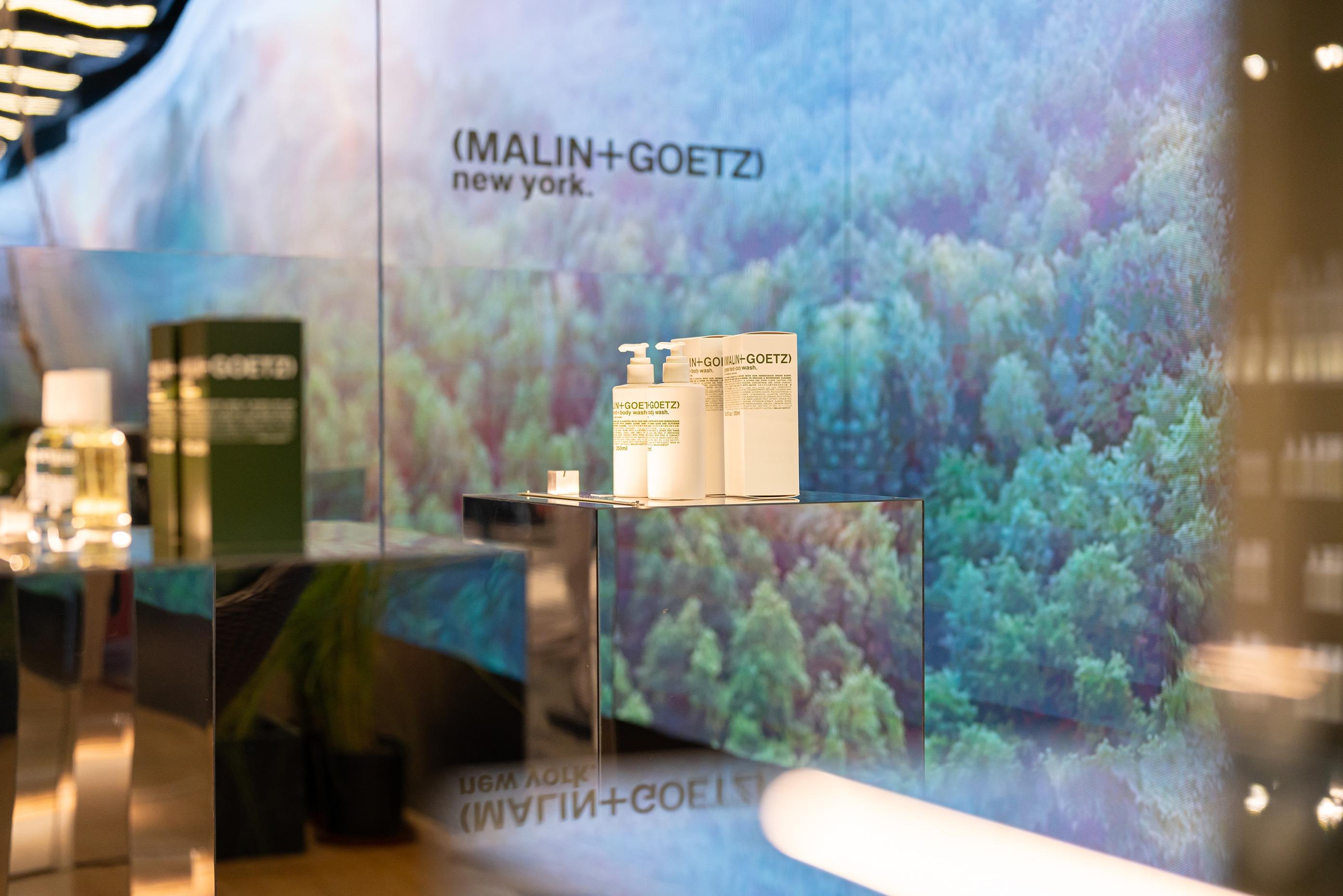 限定店以不同形式呈現翠綠自然植物,透過鏡面裝飾柱折射,營造出夢幻的大自然景象。