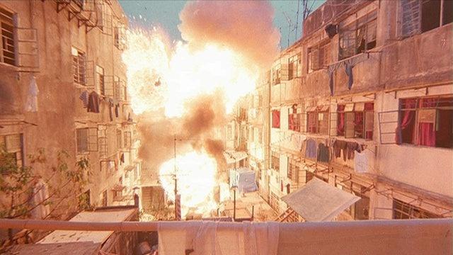 電影《重案組》中,九龍寨城的爆破場面,都是真實無花假的,不是後期的電腦特技效果。(網上圖片)