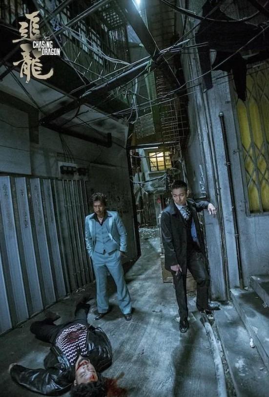 電影《追龍》講述60、70年代香港毒梟跛豪與探長雷洛的恩怨情仇,片中不少故事發生在九龍寨城中。(圖片來源:官方劇照)