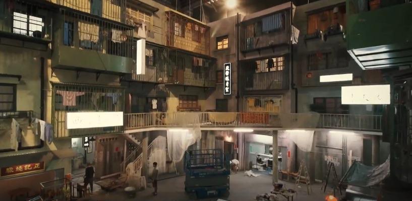 電影《追龍》特意在內地搭建昔日九龍寨城場景,重現昔日的寨城面貌。(網上截圖)