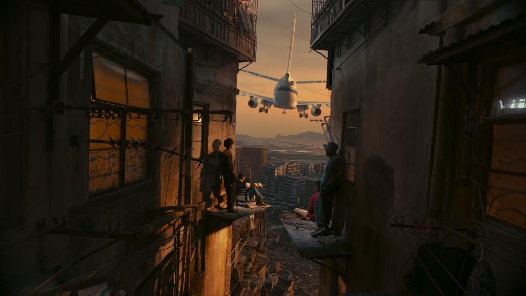 《九龍城寨之圍城》最後一幕,「城寨四少」站在九龍寨城的大廈簷篷上,看着天空中的飛機,充滿集體回憶的情懷。(圖片來源:官方劇照)