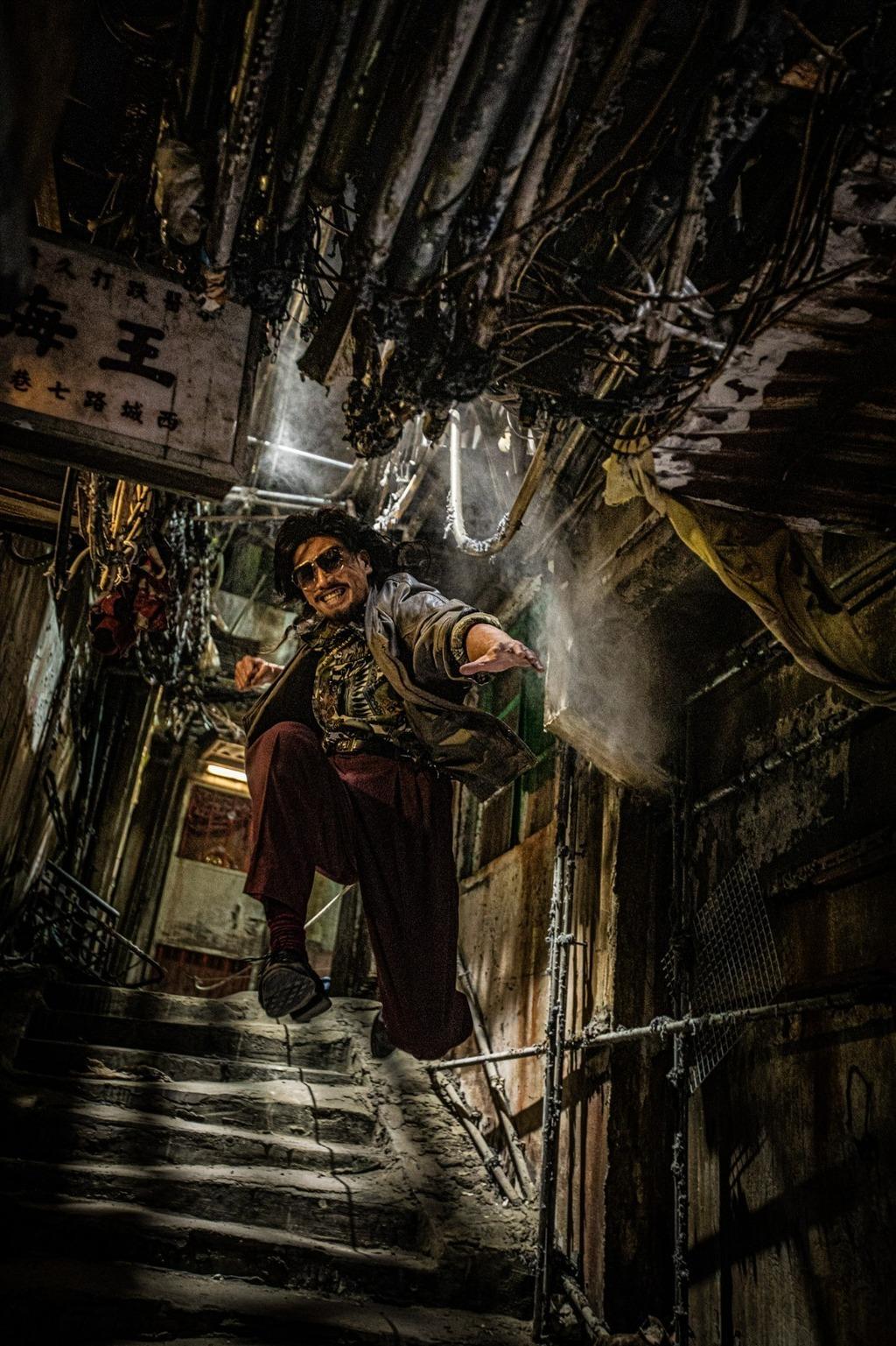 《九龍城寨之圍城》中的寨城,環境雜亂又黑暗,小巷縱橫交錯,周圍滿布電線及水管。(圖片來源:官方劇照)