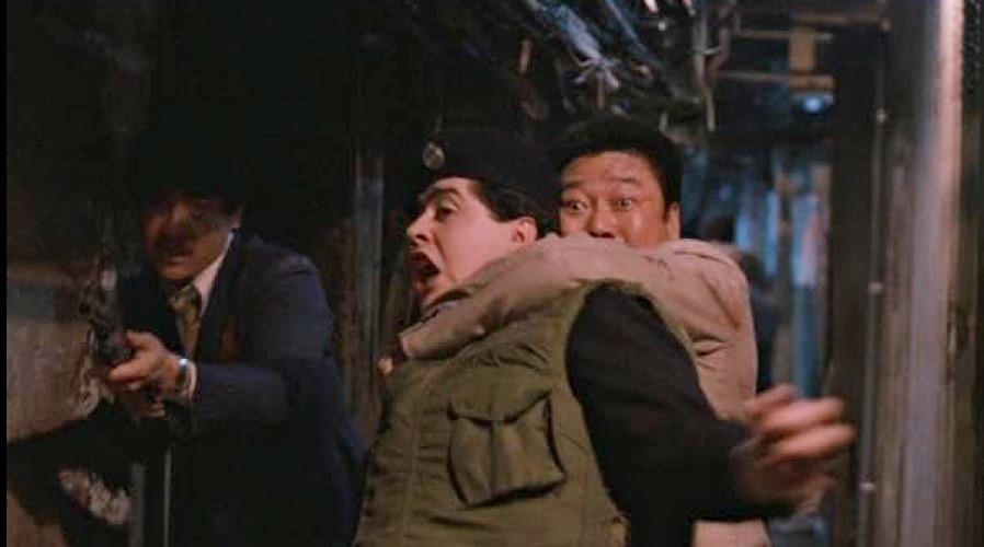 電影《省港旗兵》尾段的警匪槍戰,是在九龍寨城實地取景的。(網上圖片)