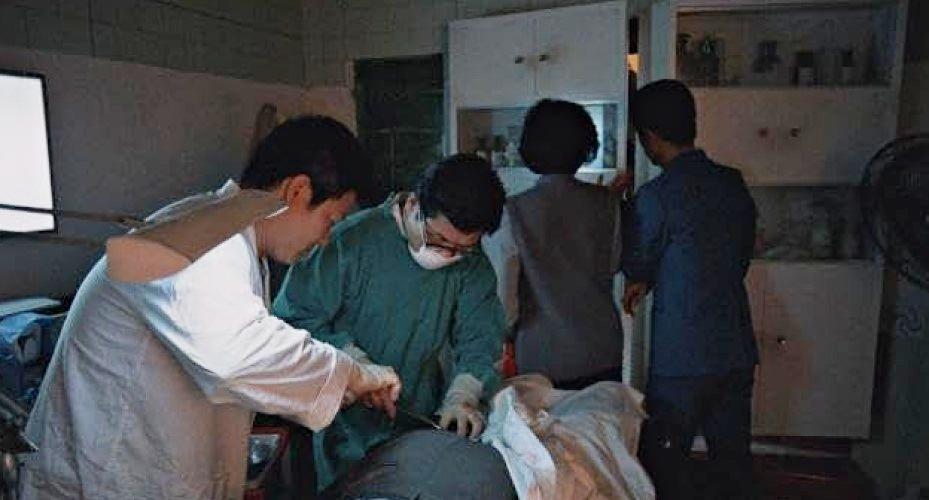 《省港旗兵》中的寨城診所戲,也是在九龍寨城內的真實診所內拍攝。(網上圖片)