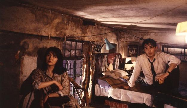 電影《阿飛正傳》中,有不少影壇巨星參與,包括張曼玉和梁朝偉。他們都曾在九龍寨城拍攝,可惜片段最終未有剪入電影中。(圖片來源:官方劇照)