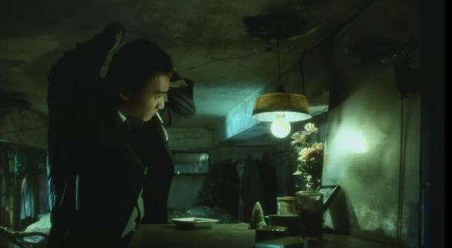 電影《阿飛正傳》結尾,梁朝偉扮演的賭徒梳理頭髮準備出門的戲份,是在九龍寨城內實景拍攝。(網上圖片)