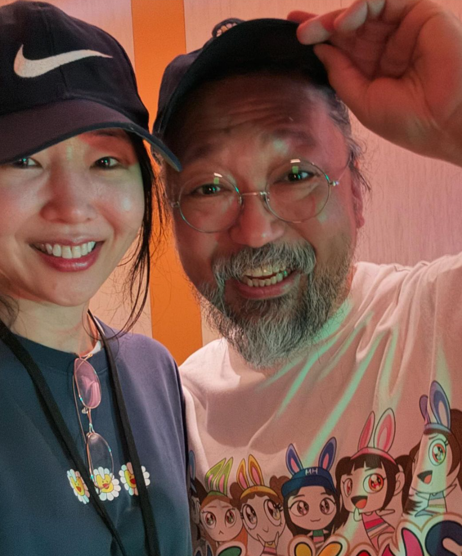 閔熙珍亦分享跟村上隆的合照。