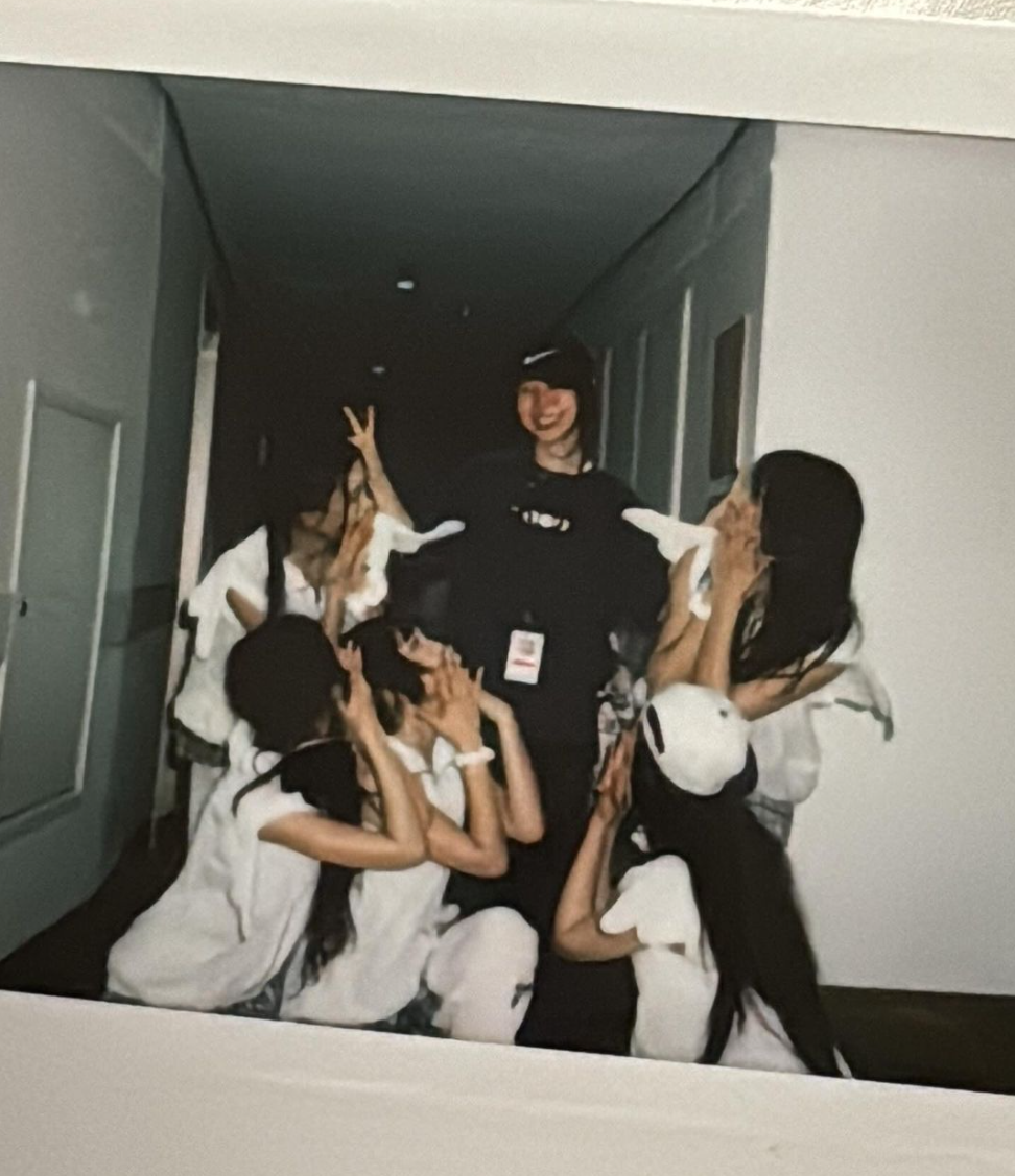 閔熙珍亦貼出與NewJeans的後台合照。
