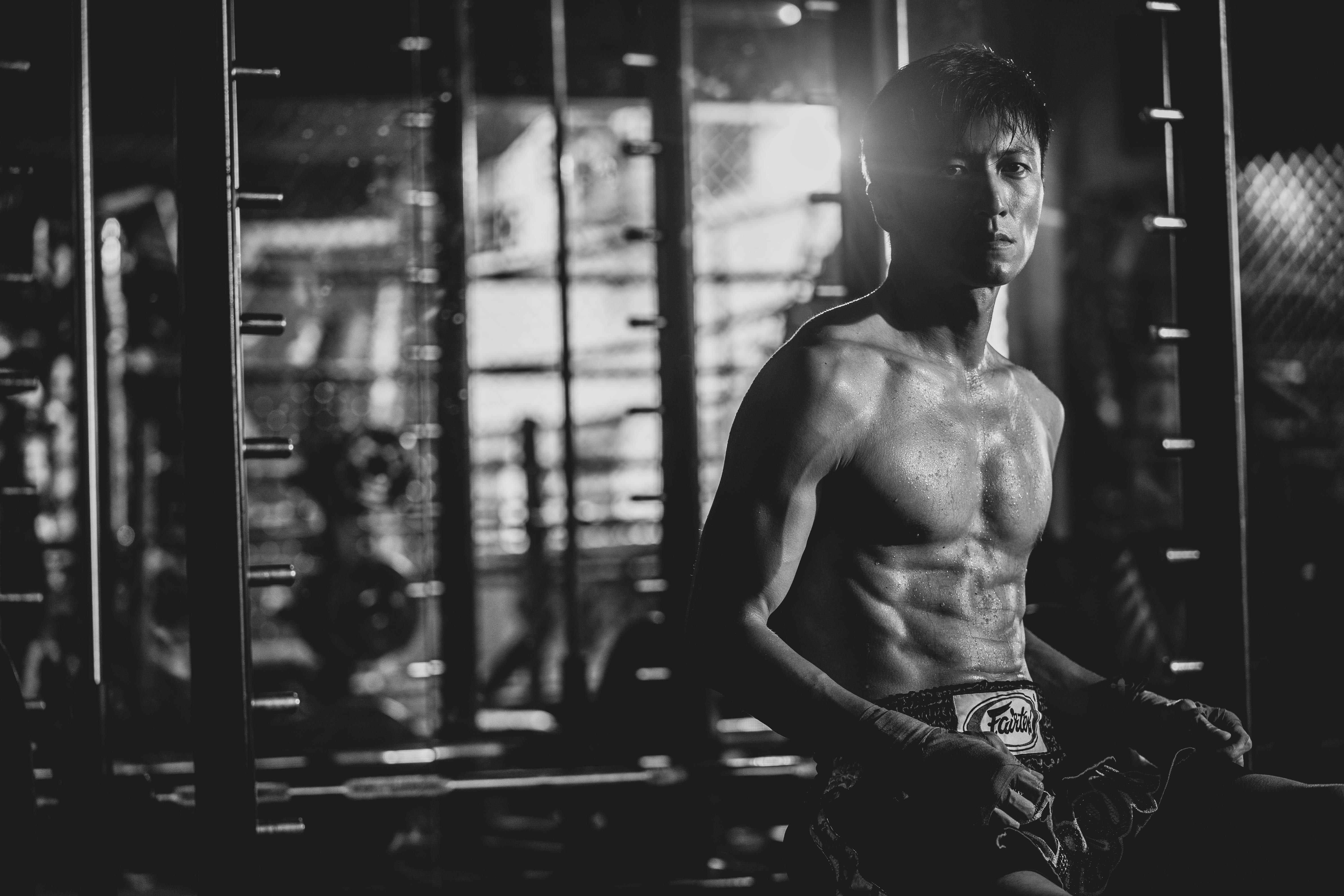 謝霆鋒在《海關戰線》正式開拍前,持地為完美體態拍了一輯寫真。