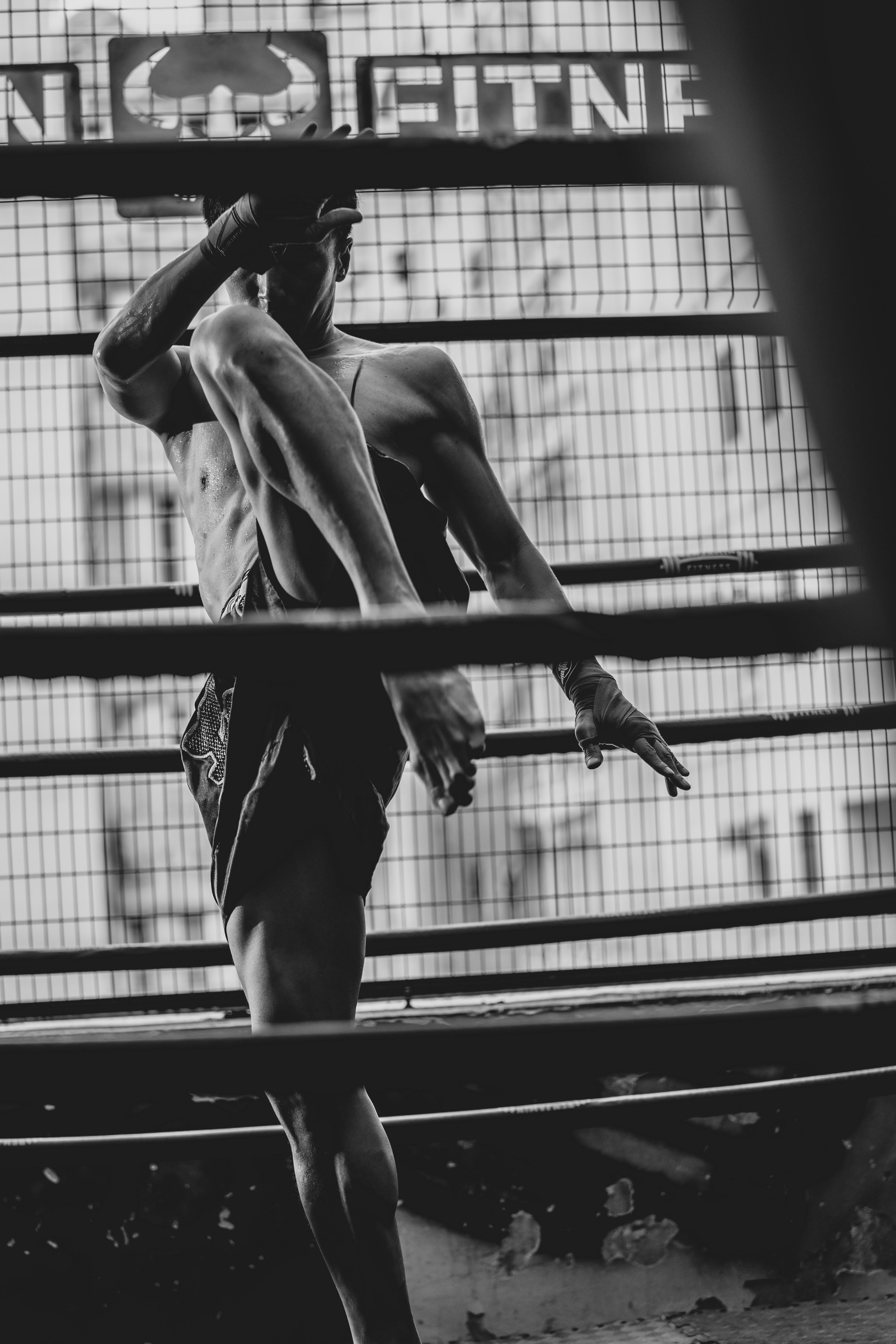 謝霆鋒在《海關戰線》正式開拍前,持地為完美體態拍了一輯寫真。